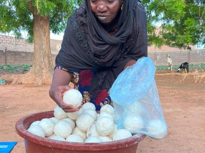 SADI est en train de mettre en sachet des boules de savon pour un client.
