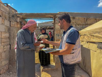 World Vision staff distribute fresh bread to displaced families in Northwest Syria as part of the WFP-supported emergency food initiative.