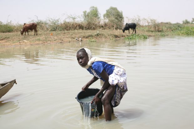 Nana fetching water from Fleuve Niger Nana fetching water from Fleuve Niger