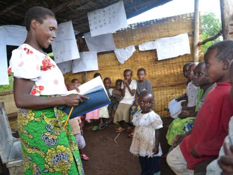Mothers help children learn to read