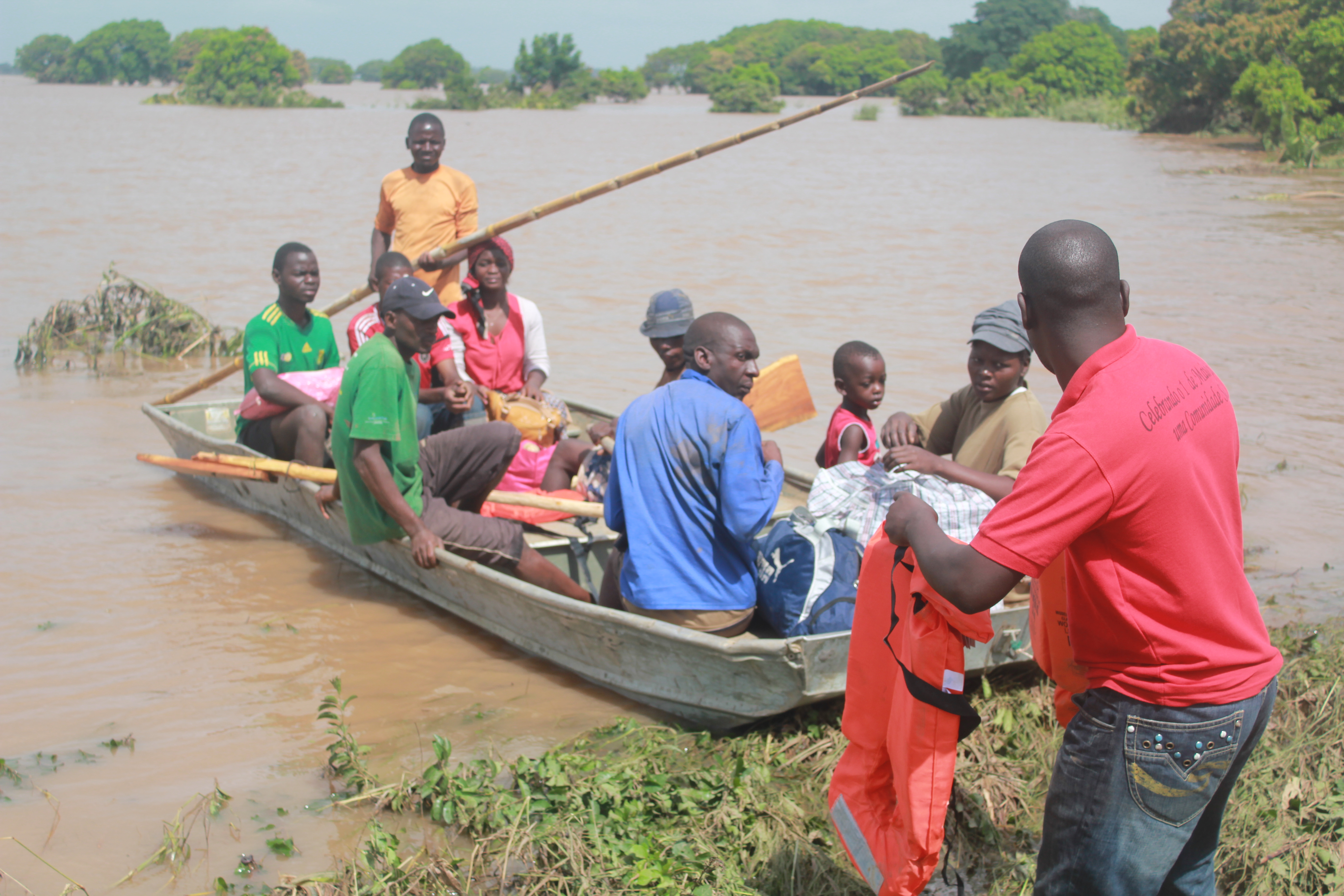 Helping to evacuate families from flooding area | Mozambique | World ...