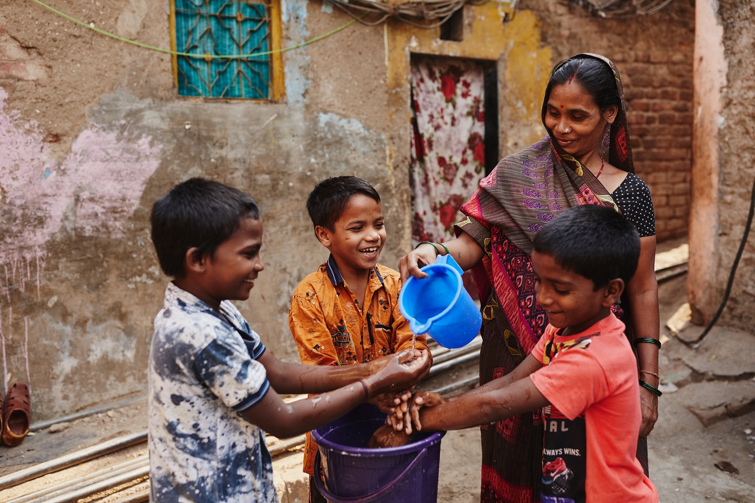 Children in India washing their hands