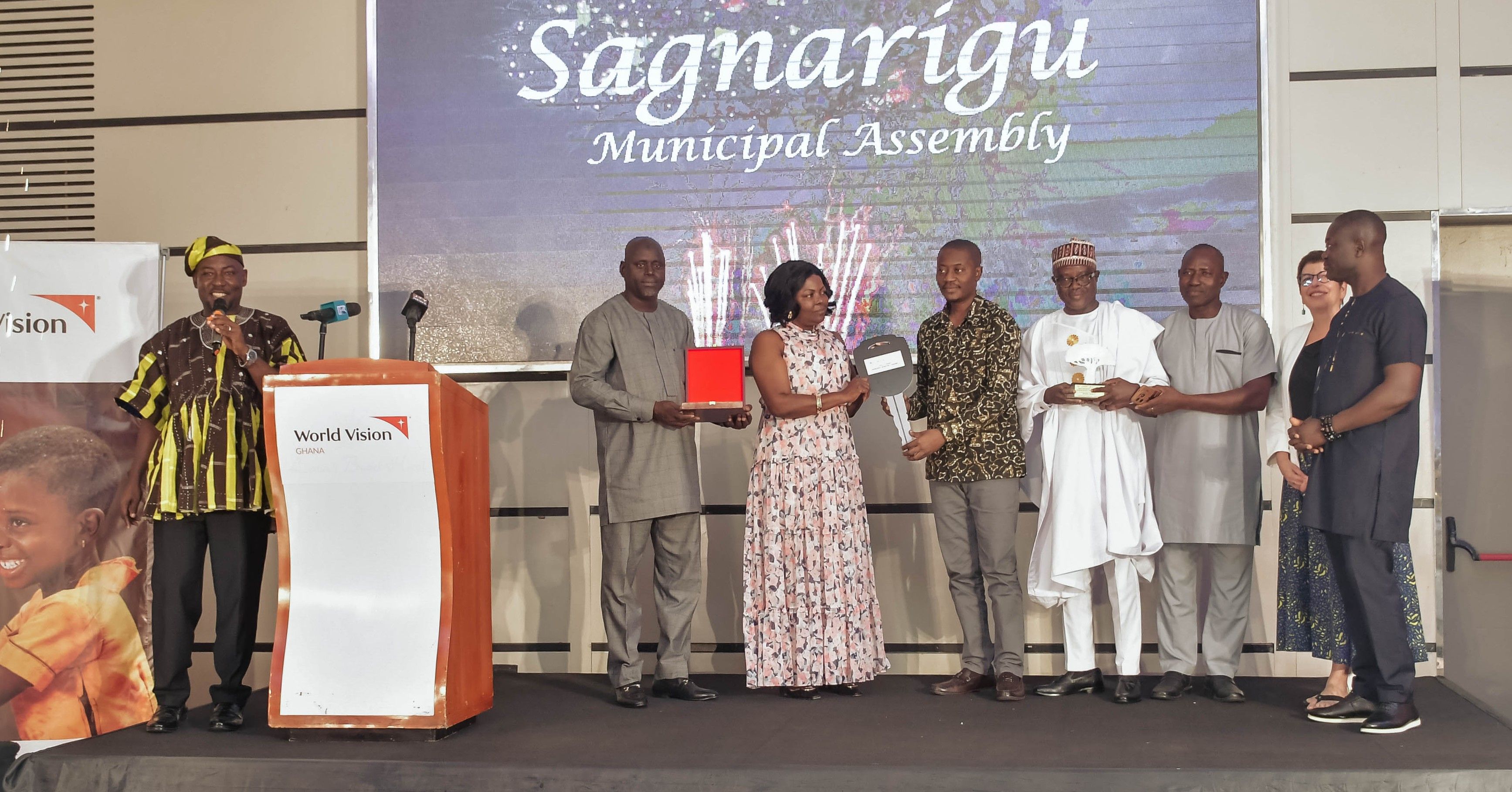 Hon. Lydia Seyram Alhassan, the Minister of Sanitation and Water Resources presenting award to the overall winner of the 2nd District Baobab WASH Awards