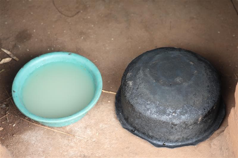 An empty pot, reflecting the situation of hunger