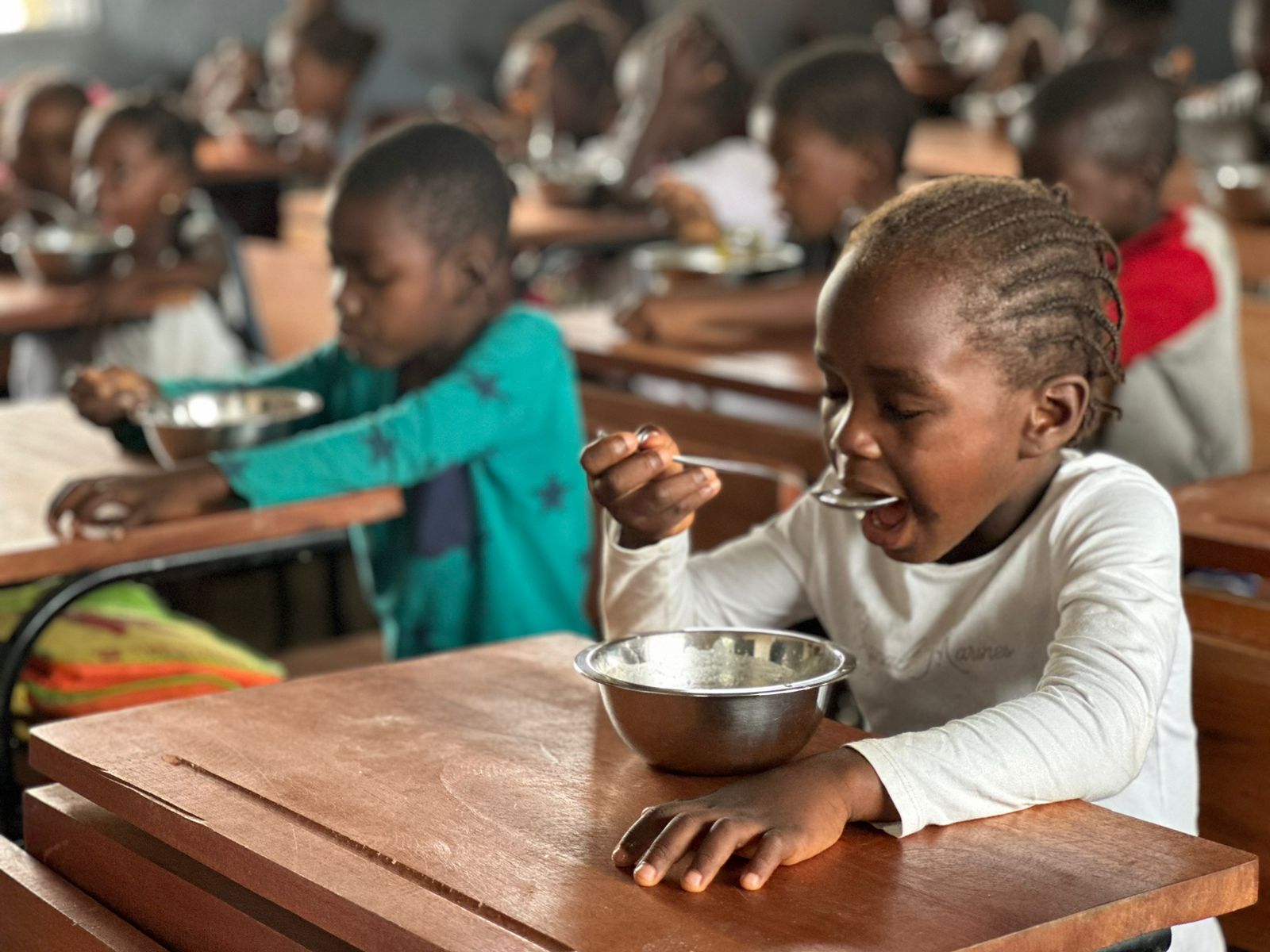 Children eating school meals in Chinfuca