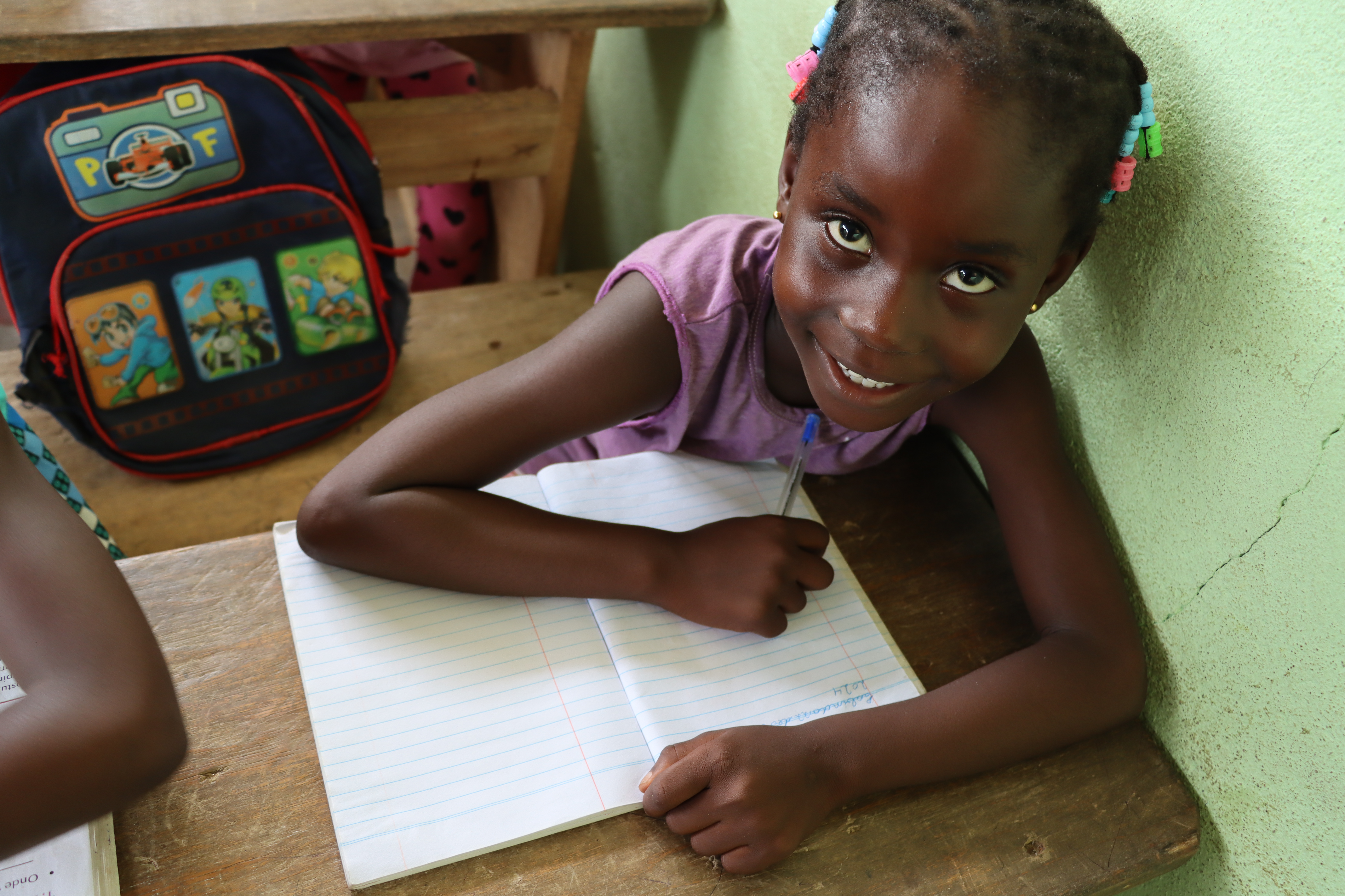 Children studying Juliana's explanation