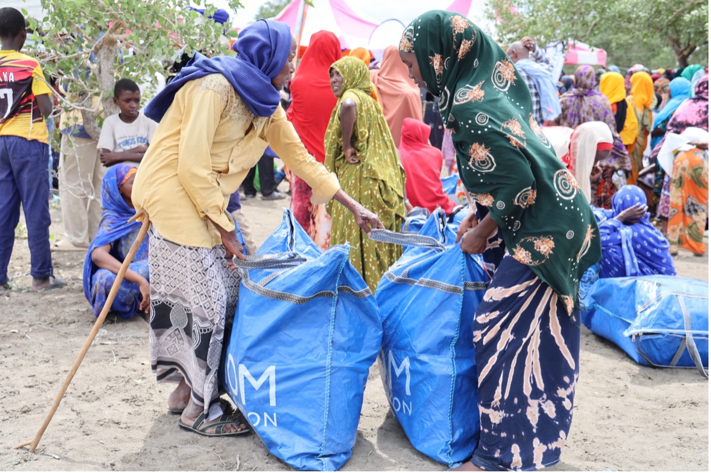 Households with their bag containing the shelter NFIs they received during a World Vision Kenya distribution activity at Ziwani Cluster in Tana Delta Sub-County. © World Vision Photo/Jared Ontobo