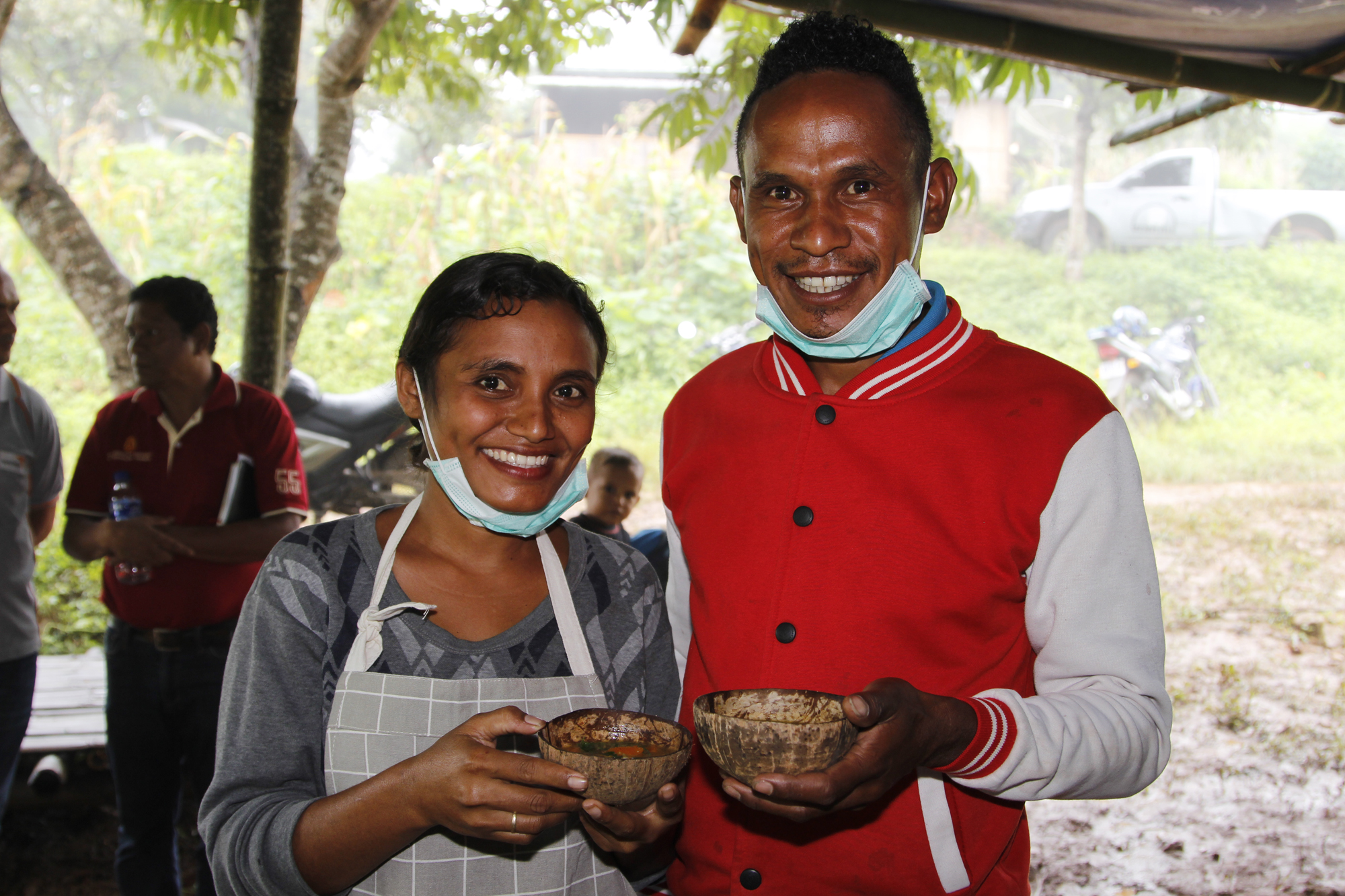 Jesuinha and Mariano prepared moringa soup for the cooking competition at Farmer Field Day. Photo: Jaime dos Reis/World Vision