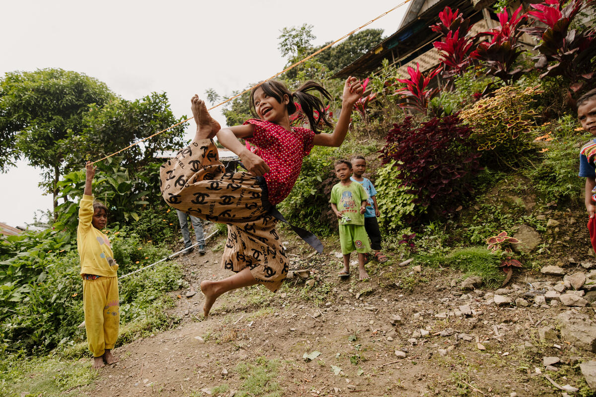 Children playing with the rope