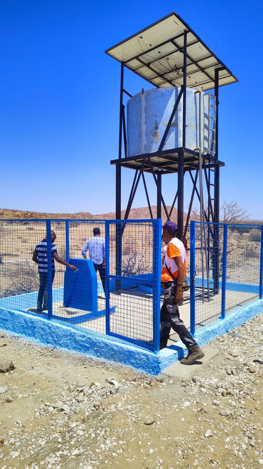 Estações de água contam com o apoio da energia solar para o bombeamento até o tanque.