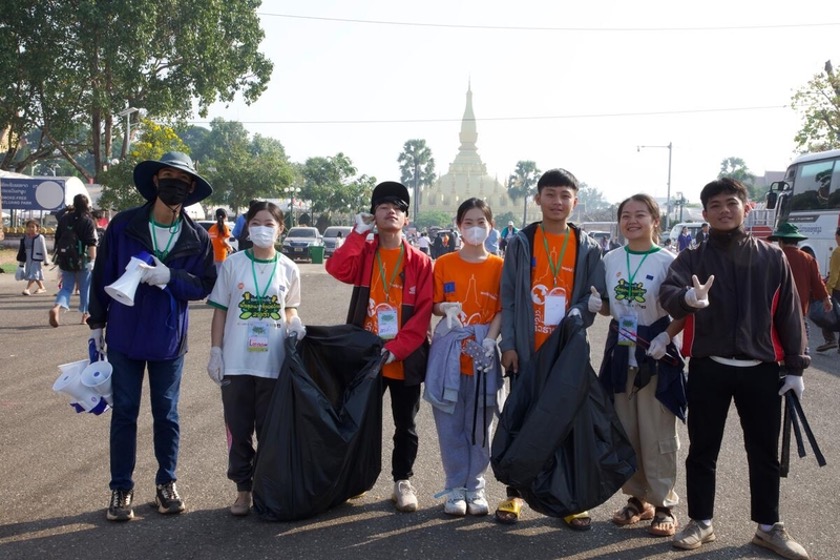 Youth volunteers were the champion of the In Starts With Me campaign at the That Luang Festival. They came together to keep the festival clean for participants and raise awareness about proper waste management.