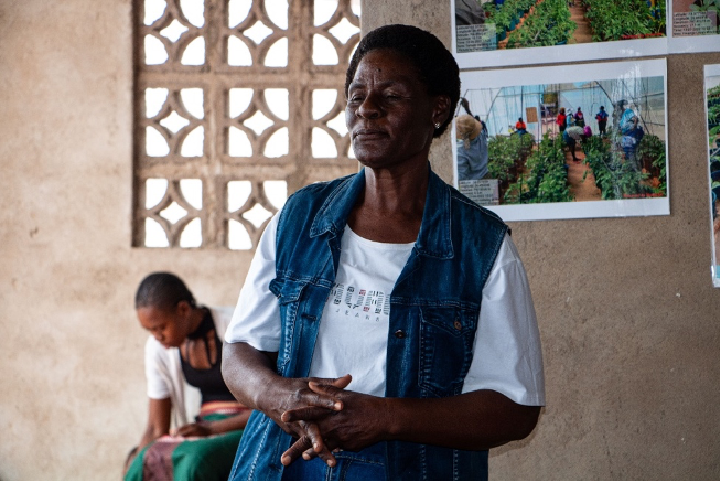 Enerest Mavondo a member of the garden speaking during the visit