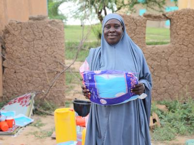 Nana Haoua holding her mosquito net at the distribution