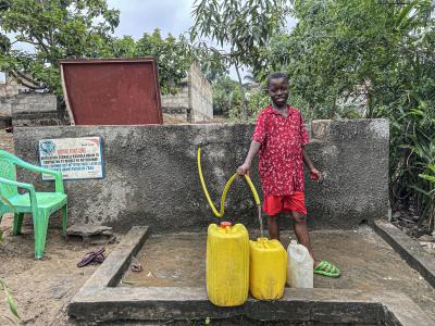 Dieuleveut fetching water 