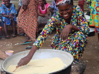 Antonieta in the processing of cassava flour