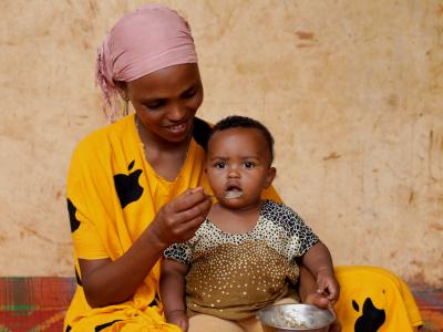 Chaltu feeding her daughter Milki