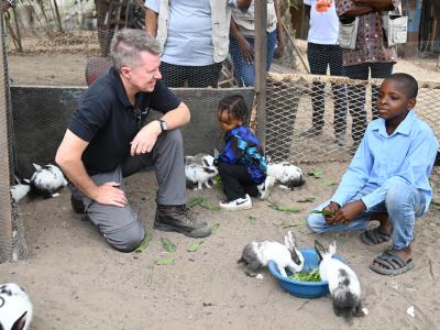 Mark Kelly parlant avec l'enfant eleveur des lapins