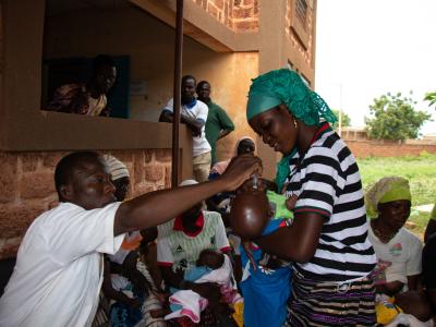 Une femme faisant vacciner son enfant