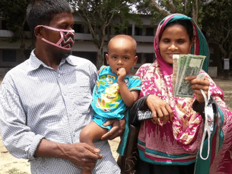 Family receives cash support in Bangladesh