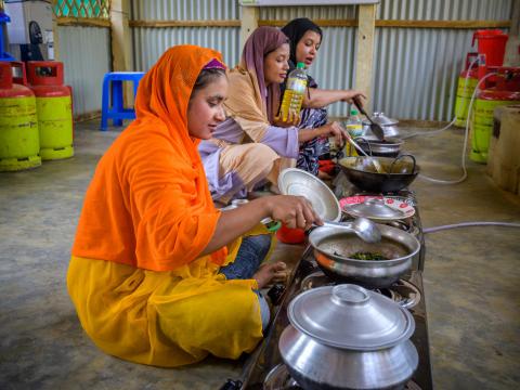 Every day, more than 1,000 Rohingya mothers prepare hot meals on the efficient gas stoves in World Vision’s community cooking and learning centres.