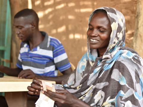 Khaltoum can buy items of their choice to meet their household needs: Dignity of choice, as the beneficiaries like to sum it up. 