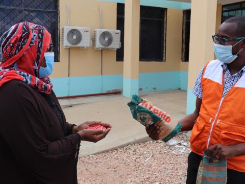 Mwanajuma Hiribae, the Tana River County Executive Committee Member (CEC) for Agriculture receives samples of the seeds from World Vision.©World Vision Photo