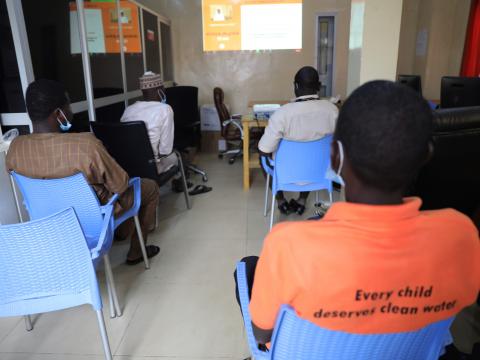 Un groupe du personnel suivant la journee de priere par visioconference