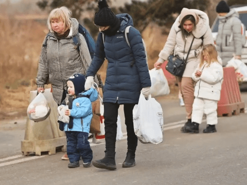 women and children from Ukraine crossing the border