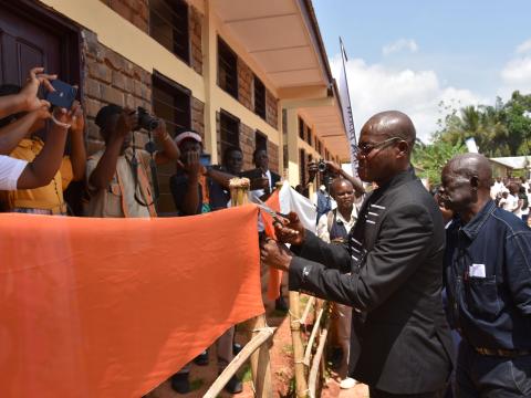 Coupure de ruban pendant la remise officielle du batiment scolaire de l'EP DARK