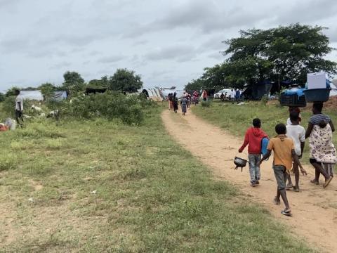 A family arrives in Tomanine accommodation center in Guijá district