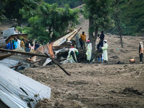 Red Cross staffs looking for dead bodies after the disaster in Kalehe