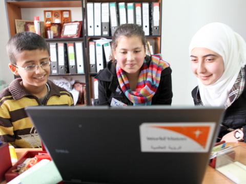 Children infront of a computer