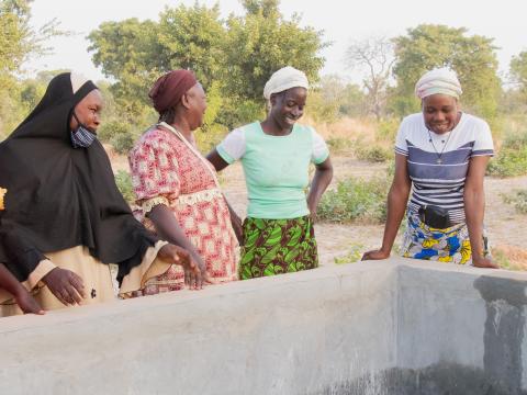 Femmes joyeuses autour du bassin d'eau