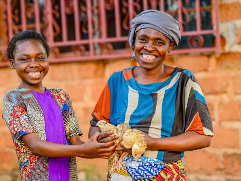 Ilunga et sa fille tenant des cailles