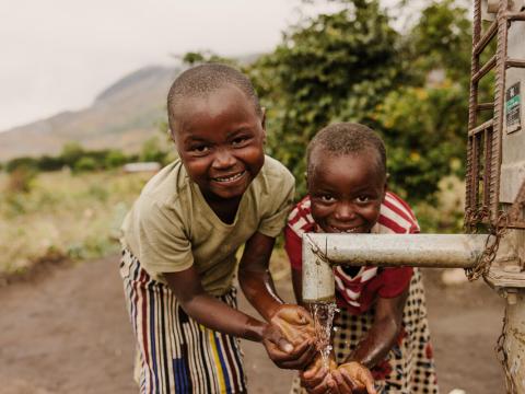 Children from Malawi drinking water