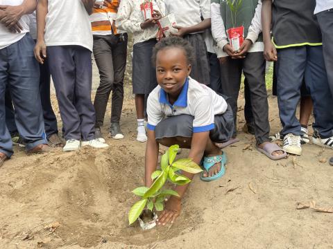 Une élève plantant un arbre