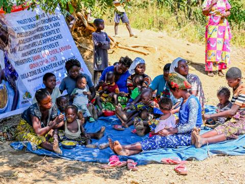 Children and women during a Positive Deviance Hearth session