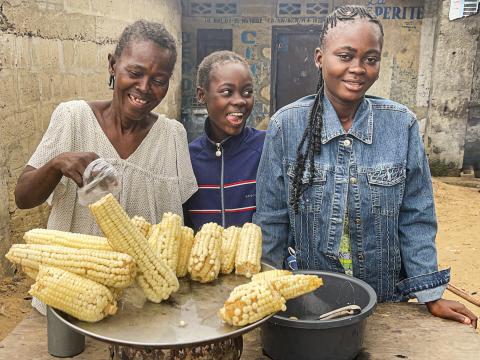 Miradi, sa maman et sa petite soeur entretenant leur petit commerce de mais