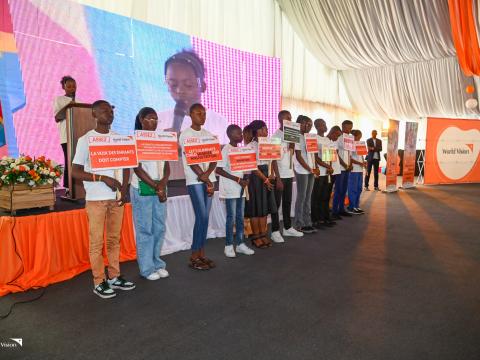 Des enfants exhibant les messages de plaidoyer au lancement de la campagne ASSEZ