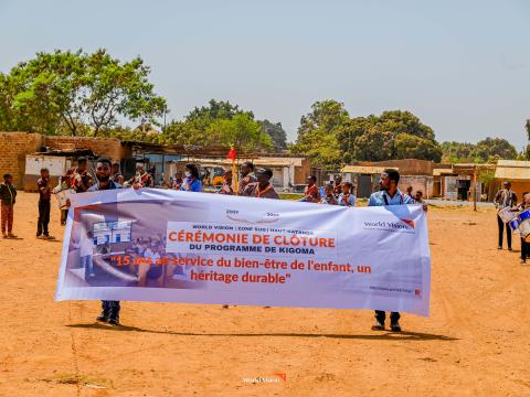 Les membres de la communautés tenant le calicot