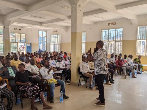 04 Le Coordo SBCC capacite les volontaires communautaires sur les techniques de communication pour le changement de comportement social, dans la zone de santé d’Uvira