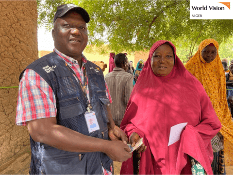 Photo of cash distribution to flood victims in the village of Djinguinis in the Tahoua region