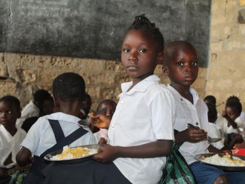 Une élève entrain de manger à l'école