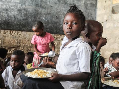 Une enfant mangeant à l'école